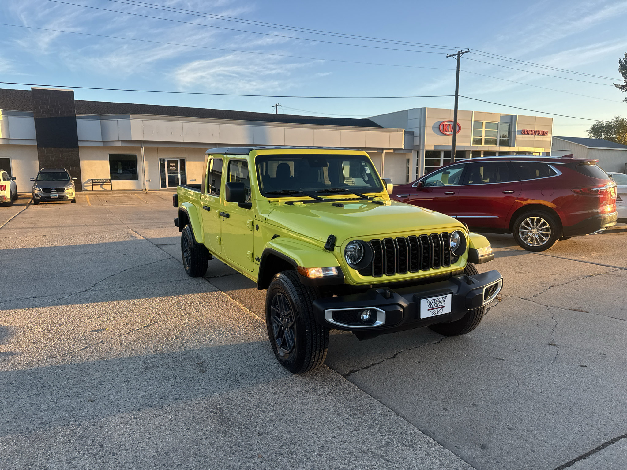 Used 2024 Jeep Gladiator Sport AWD/4WD image 4