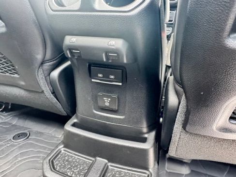 Used 2024 Jeep Wrangler Unlimited Rubicon AWD/4WD image 33