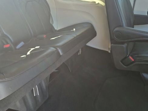 Certified 2024 Chrysler Pacifica Touring-L image 38