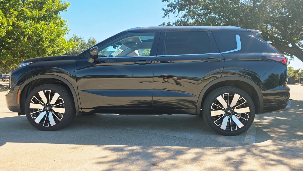 Used 2025 Mitsubishi Outlander AWD image 24
