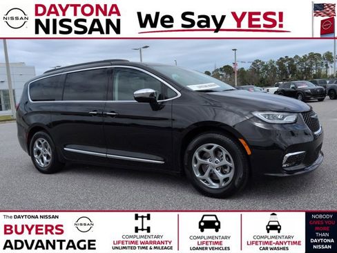Used 2022 Chrysler Pacifica Limited image 1