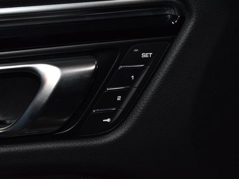 Certified 2026 Porsche Macan AWD/4WD image 7