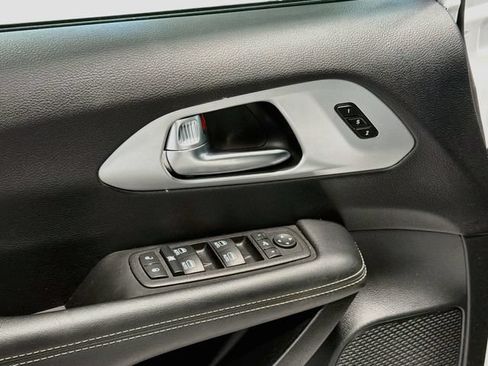 Used 2025 Chrysler Pacifica Limited FWD image 17