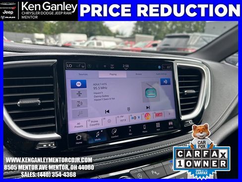 Used 2025 Chrysler Pacifica Limited FWD image 16