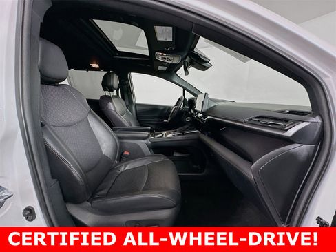 Certified 2025 Toyota Sienna Platinum image 29