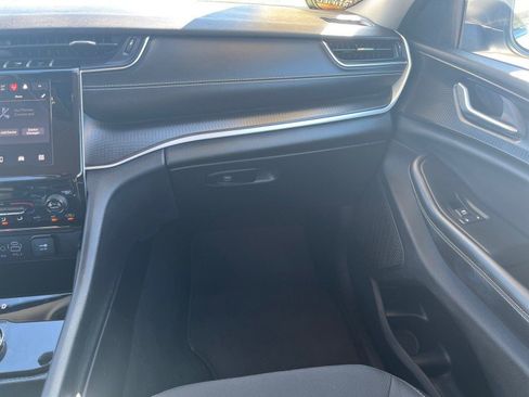 Used 2024 Jeep Grand Cherokee Laredo image 15