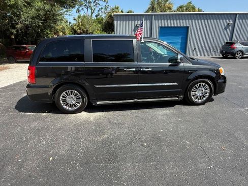 Used 2011 Chrysler Town & Country Limited FWD image 6