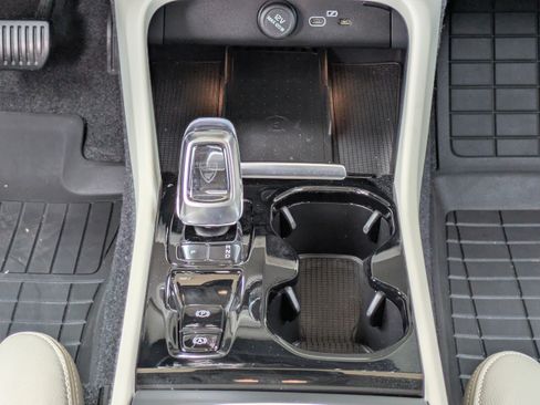 Used 2025 Volvo XC40 B5 Plus w/ Protection Package Premier AWD/4WD image 18