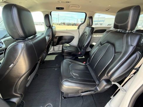 Used 2024 Chrysler Pacifica Touring-L image 25