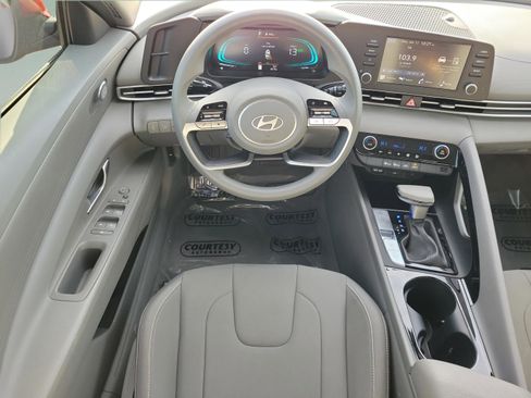 Used 2025 Hyundai Elantra Blue image 9