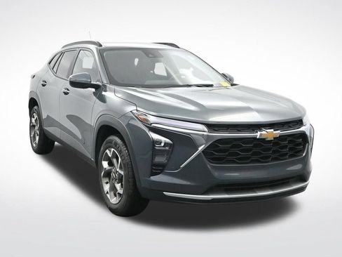 Used 2025 Chevrolet Trax LT FWD image 3