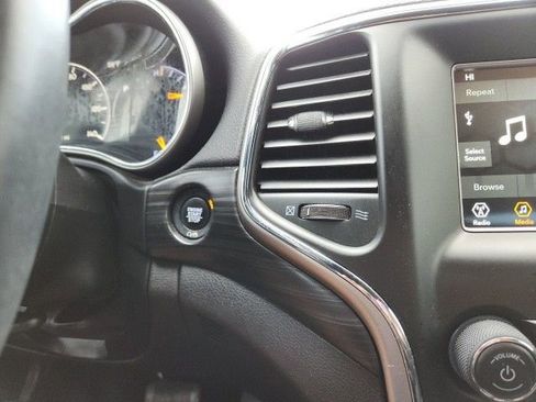 Used 2019 Jeep Grand Cherokee Laredo image 16