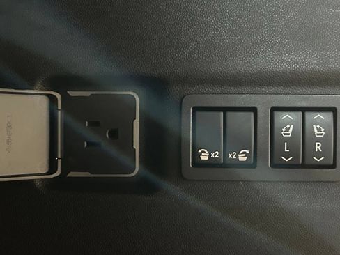 Used 2023 Chevrolet Suburban Premier AWD/4WD image 29