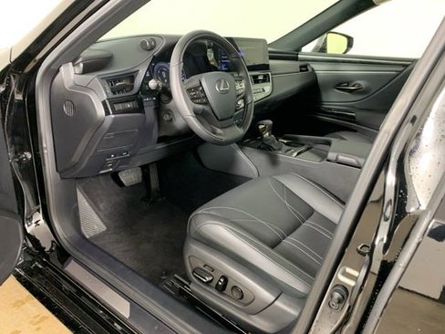 Used 2025 Lexus ES 300h w/ Luxury Package image 33