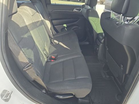 Used 2019 Jeep Grand Cherokee Laredo image 31