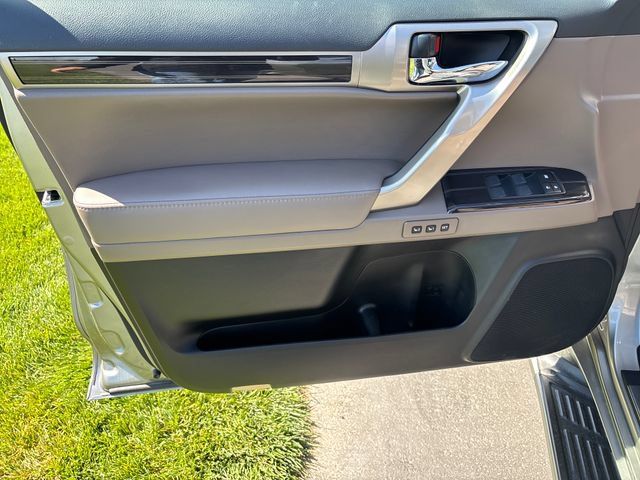 Used 2021 Lexus GX 460 Premium w/ Accessory Package AWD/4WD image 10