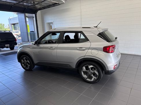 Used 2025 Hyundai Venue SEL FWD image 5