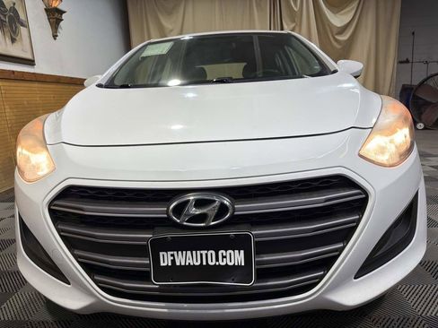 Used 2017 Hyundai Elantra GT image 3