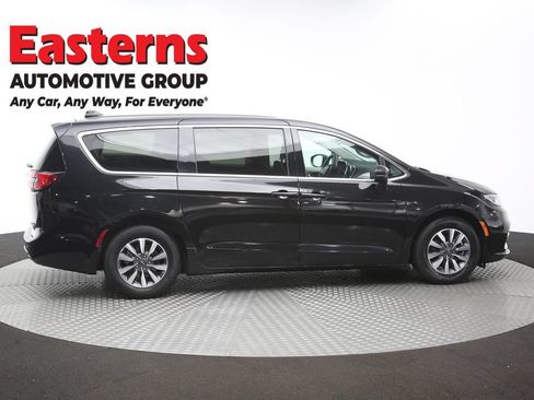 Used 2023 Chrysler Pacifica Touring-L FWD image 46