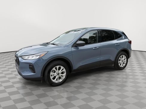 Used 2025 Ford Escape Active w/ Cold Weather Package AWD/4WD image 2