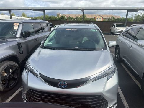 Used 2025 Toyota Sienna XLE image 2