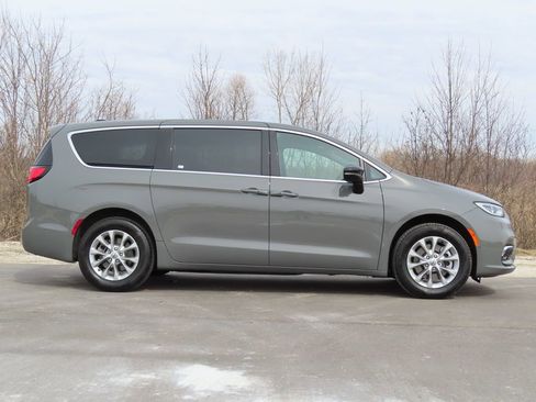 Certified 2025 Chrysler Pacifica Select image 2
