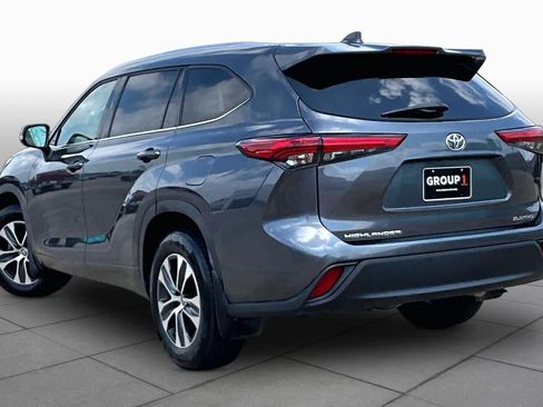 Used 2021 Toyota Highlander XLE AWD/4WD image 12