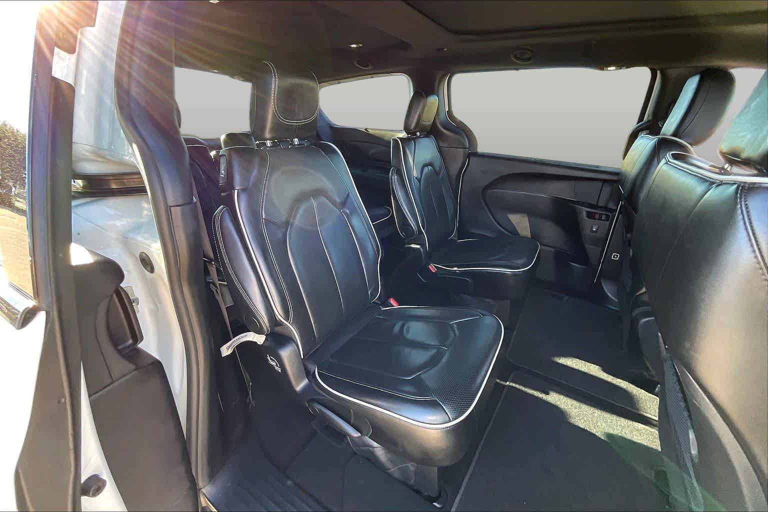 Used 2025 Chrysler Pacifica Limited FWD image 19