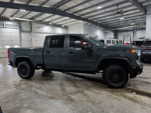 Used 2025 Chevrolet Silverado 2500 ZR2 image 2