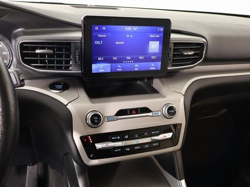 Used 2023 Ford Explorer XLT w/ Equipment Group 202A image 5