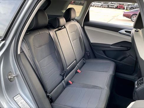 Used 2025 Volkswagen Taos SE image 19
