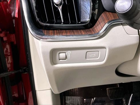 Used 2020 Volvo V60 T5 Cross Country w/ Protection Package image 34