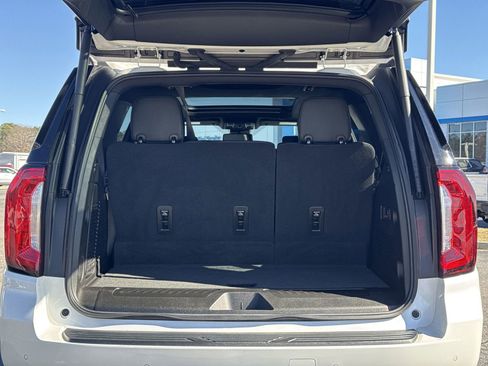 Used 2024 GMC Yukon SLT w/ SLT Premium Package image 34