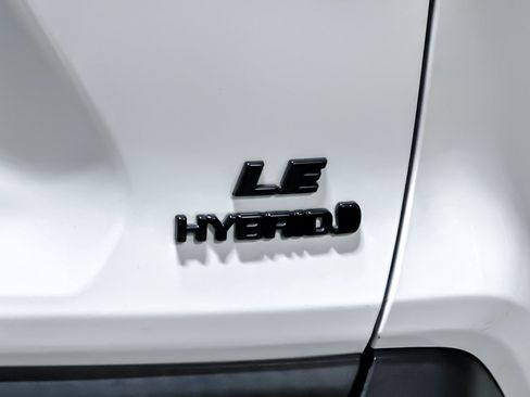 Used 2020 Toyota RAV4 LE w/ Carpet Mat Package AWD/4WD image 28