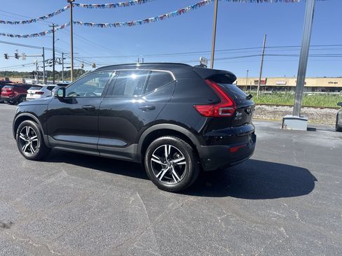 Used 2024 Volvo XC40 B5 Core image 6