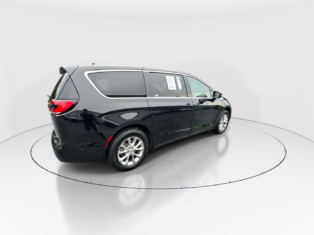 Used 2023 Chrysler Pacifica Touring-L w/ Uconnect Theater Family Group AWD/4WD image 8