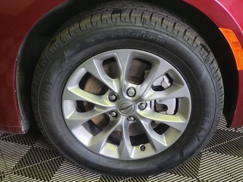 Used 2023 Chrysler Pacifica Touring-L AWD/4WD image 32