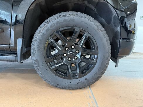 Used 2025 Chevrolet Silverado 1500 High Country w/ Midnight Edition AWD/4WD image 9