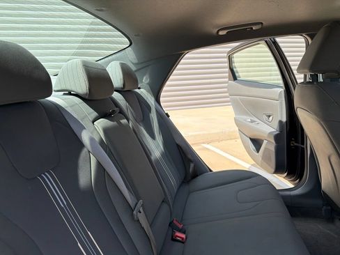 Used 2025 Hyundai Elantra SEL FWD image 18