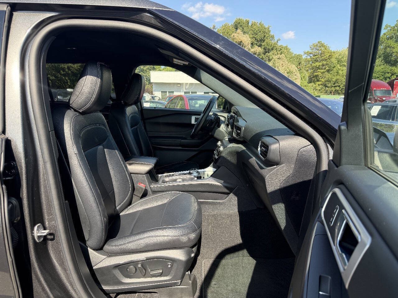 Used 2020 Ford Explorer XLT w/ Equipment Group 202A RWD image 14