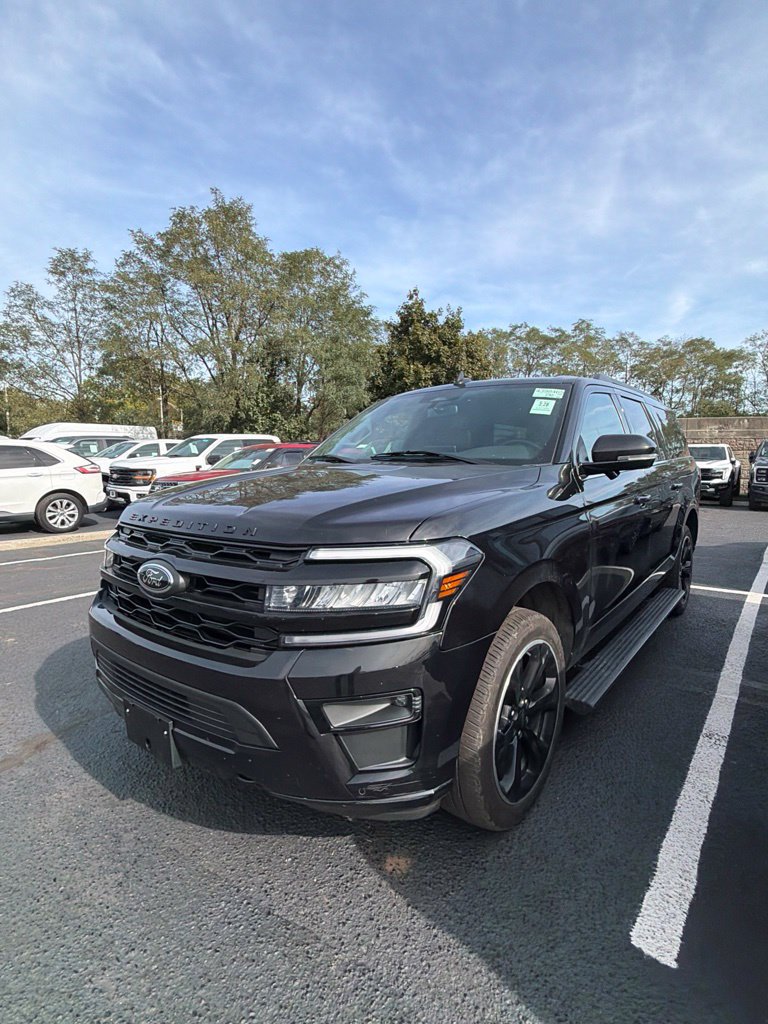Used 2023 Ford Expedition Max Limited AWD/4WD image 2