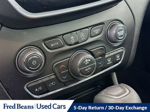 Used 2021 Jeep Cherokee Limited image 17