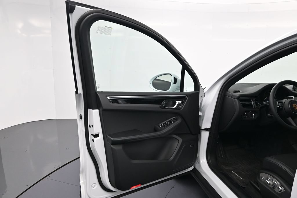 Certified 2026 Porsche Macan AWD/4WD image 16