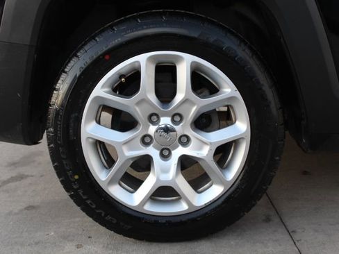 Used 2017 Jeep Renegade Latitude image 10