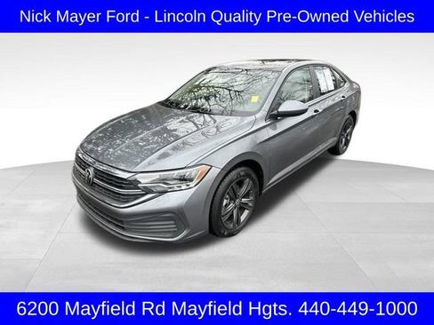 Used 2023 Volkswagen Jetta SE image 3