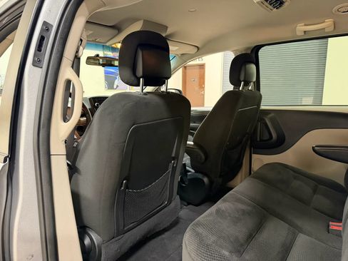 Used 2017 Dodge Grand Caravan SE FWD image 18