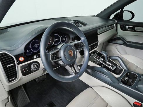 Certified 2023 Porsche Cayenne Platinum Edition image 4
