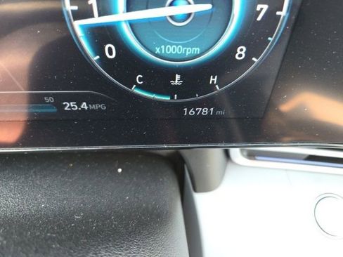 Used 2025 Hyundai Elantra Limited image 14