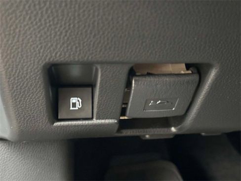 Used 2023 Toyota Venza LE image 21