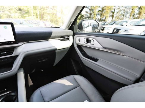 Used 2025 Ford Explorer Active w/ Active Comfort Package image 8